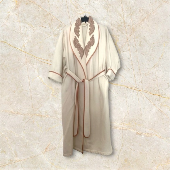 VTG Victoria secret women’s Elegant Cream white fleece Robe with gold Accents